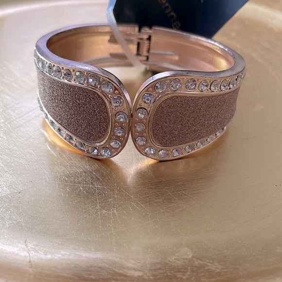 DISCOUNTED SHIPPING TODAY 🔥🔥 NWT Rosegold Cuff Bracelet - Picture 3 of 5